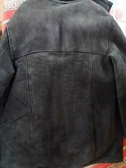 Cojoc bărbătesc, piele întoarsă exterior și blană naturală interior