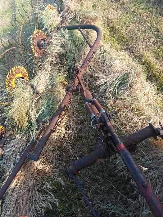 Baloti de fan pe plasă