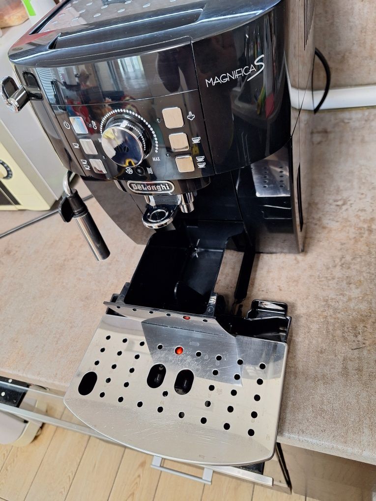 Продавам кафемашина Delonghi magnificaS  ЕCAM 21.118.B