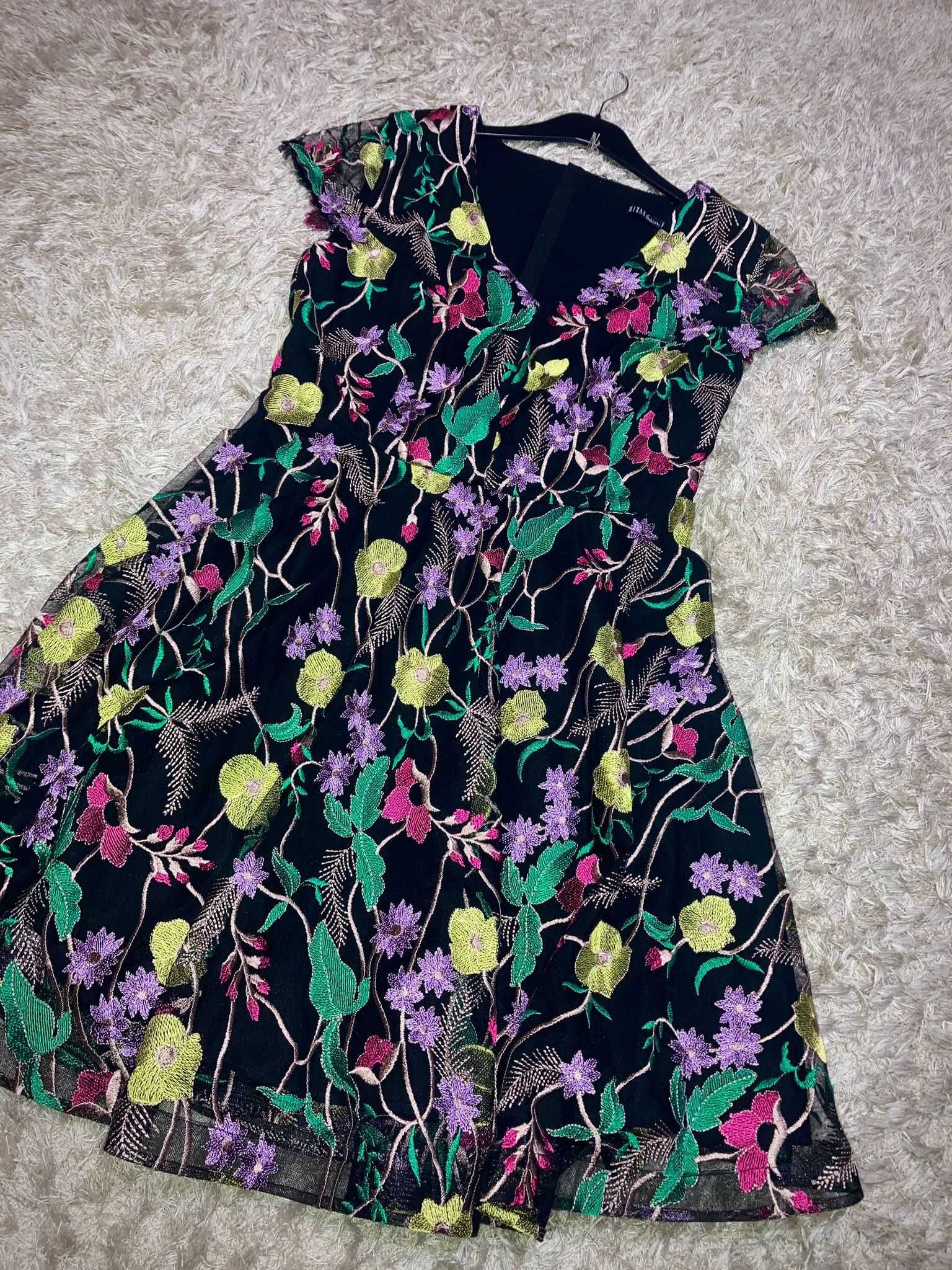 Vând rochie elegantă cu floricele colorate
