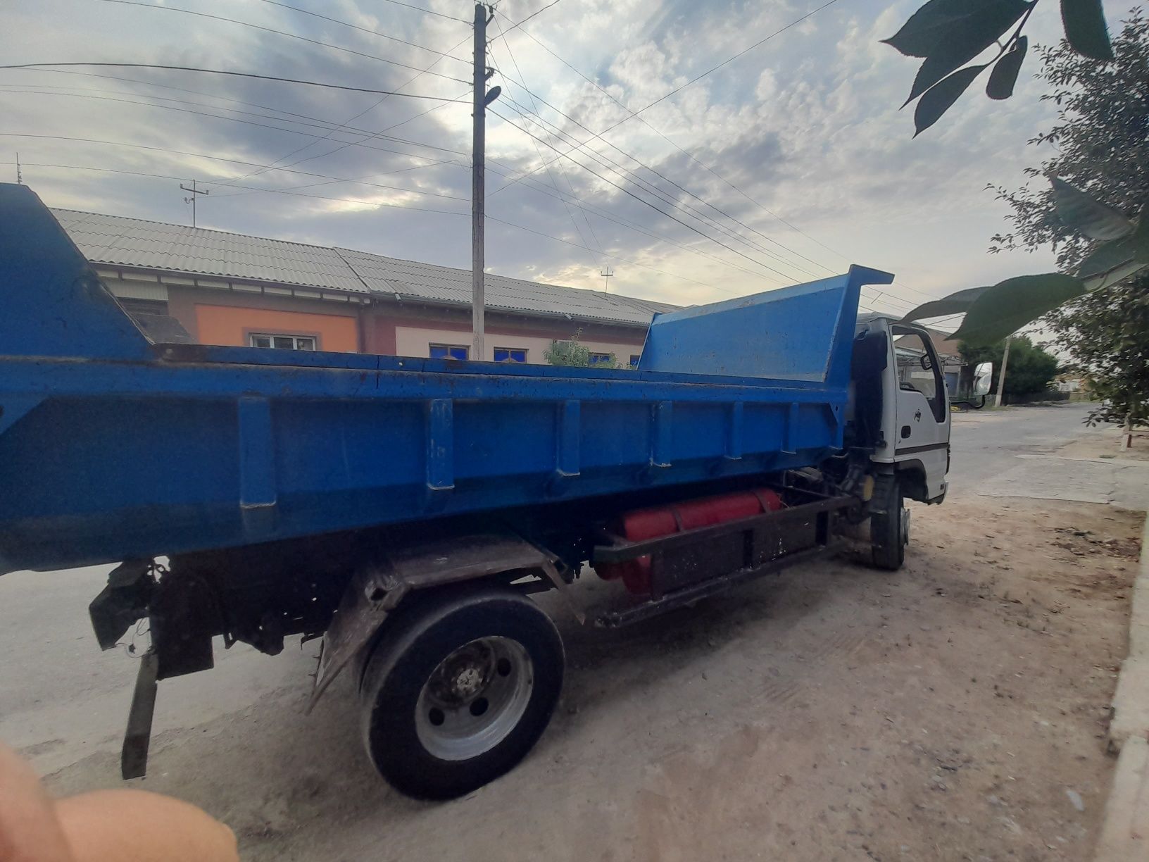 Isuzu samasval sotiladi