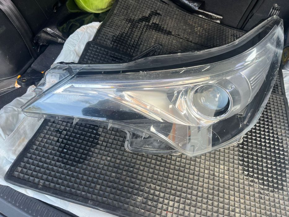 Фар за Toyota avensis