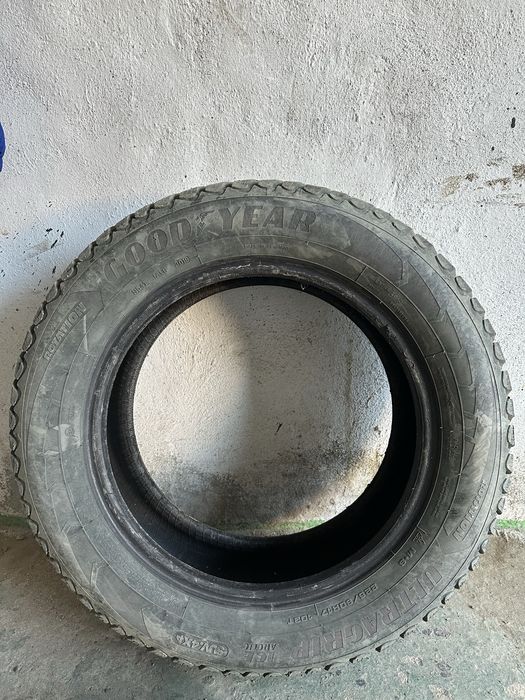 Продам комплект зимней шипованной резины GOODYEAR 255/60/17