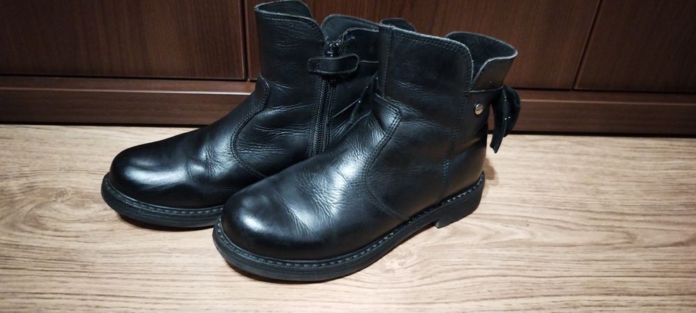 Vând cizme din piele, pentru fetițe, marca Lasocki, mărimea 32.