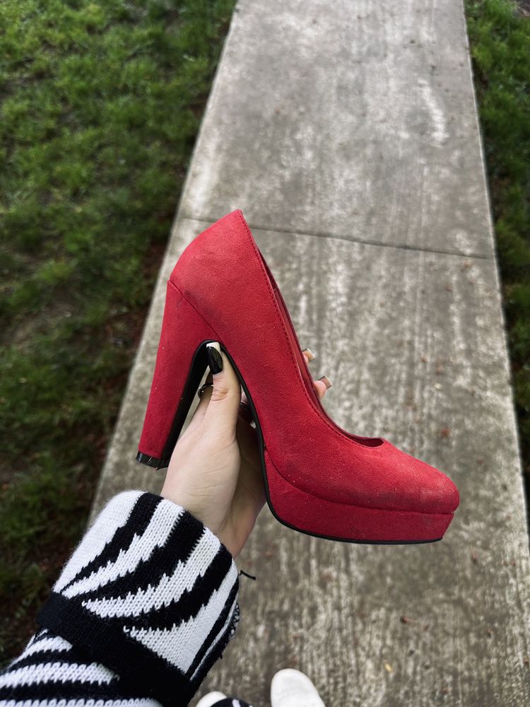 Pantofi roșii cu platforma