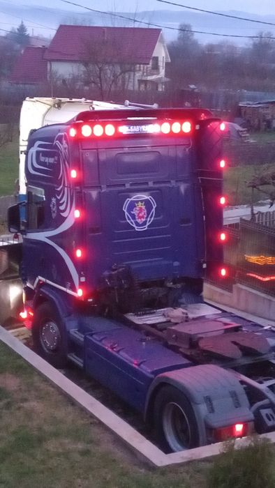 Vând două Scanii plus bena de piatră Schmitz