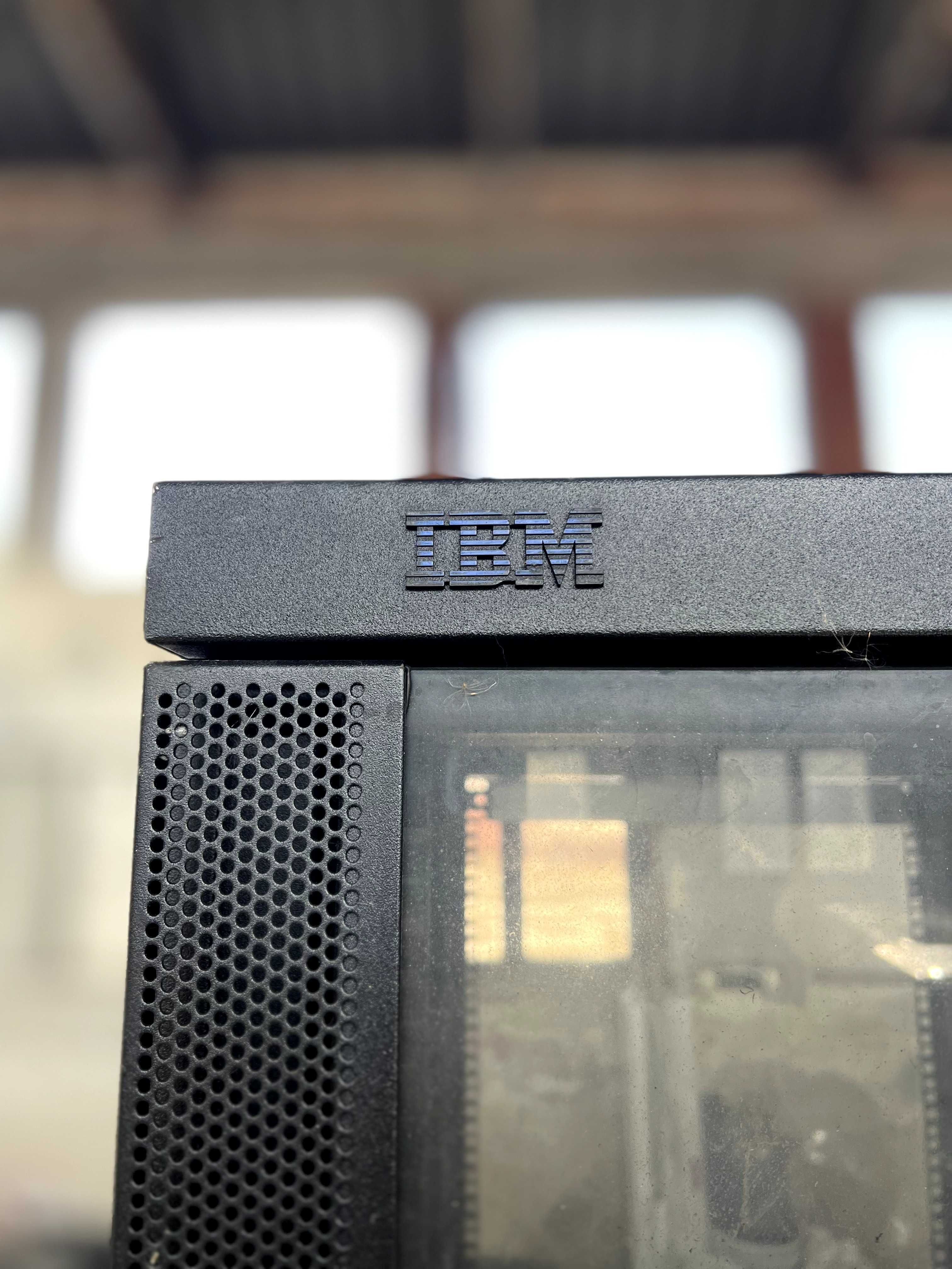 Сървърен шкаф IBM