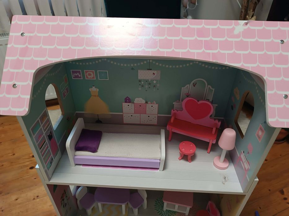 Къща за кукли на три етажа.