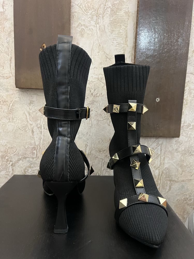 Уникални обувки Valentino