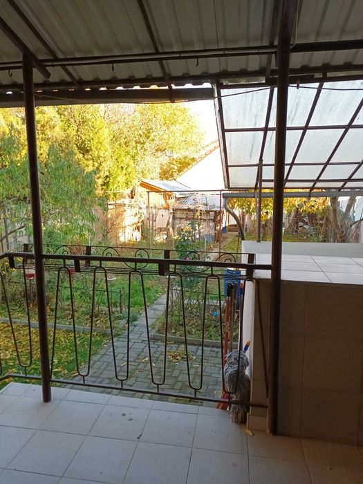 Casa cu etaj, 4 camere, central, cu acces auto in curte