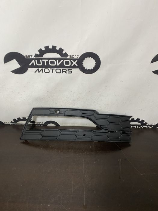 Grila proiector dreapta fata Skoda Octavia 4