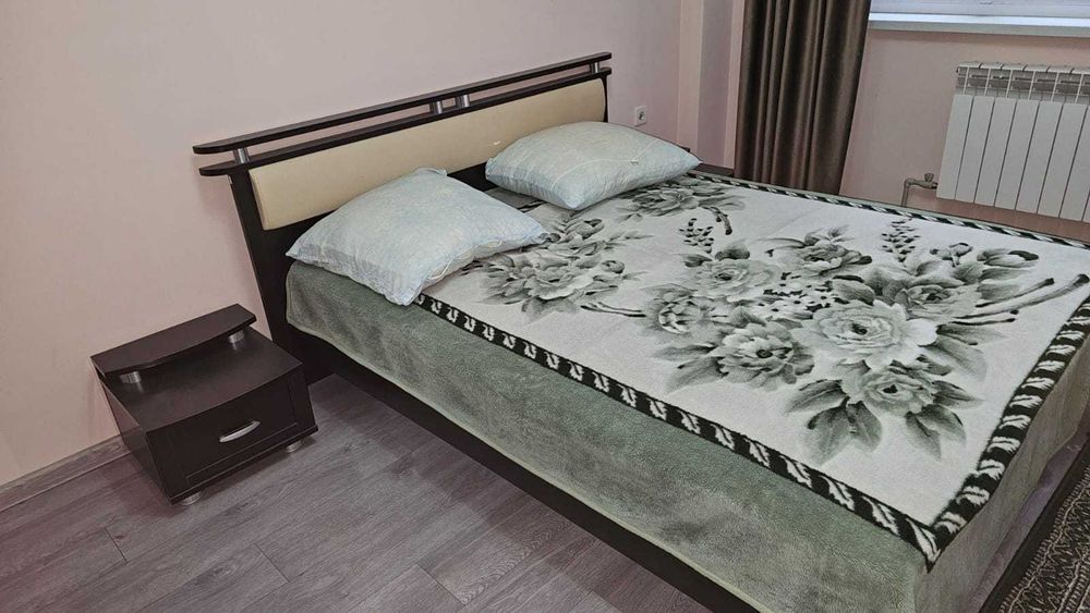 Продам двухспальнюю кровать с матрасом и тумбочками