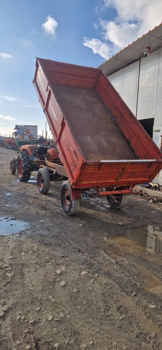 Remorca basculabila trilateral