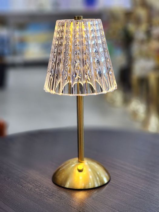 Настольная лампа с стеклянным абажуром и основой в золотом цвете