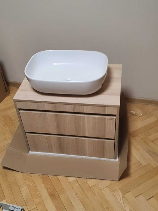 Спешно продавам поръчков комплект шкафове за баня