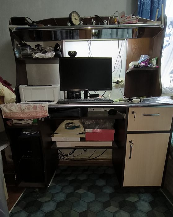 Большой компьютерный стол.