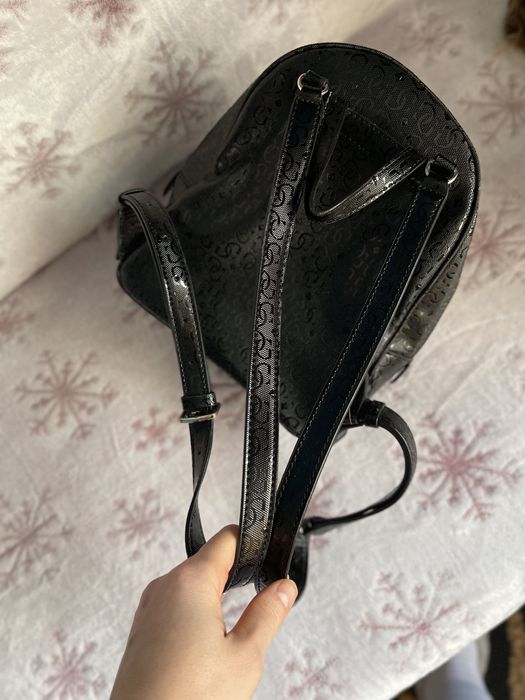 Vând ghiozdan negru marca GUESS, în stare bună