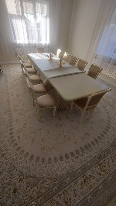 стол со 12 стульями.