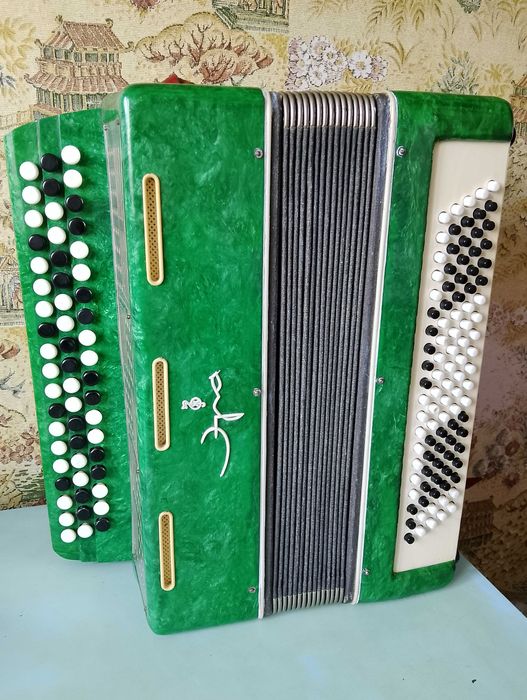 Продам баян Эра .