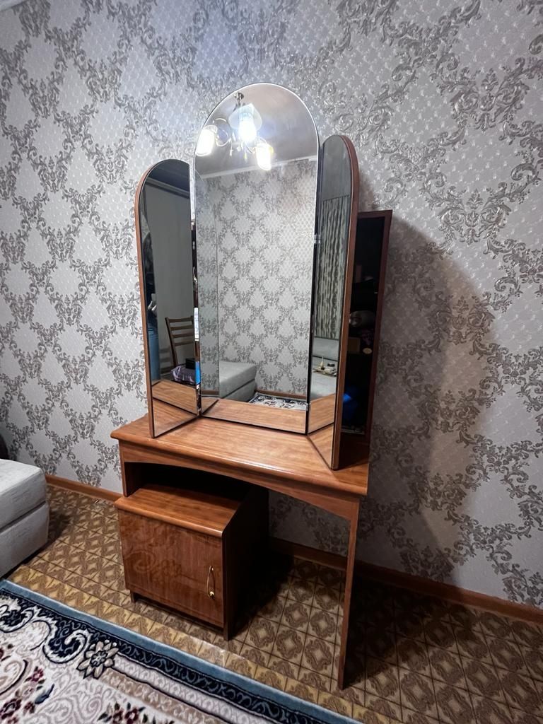 Продам туалетный столик с зеркалой