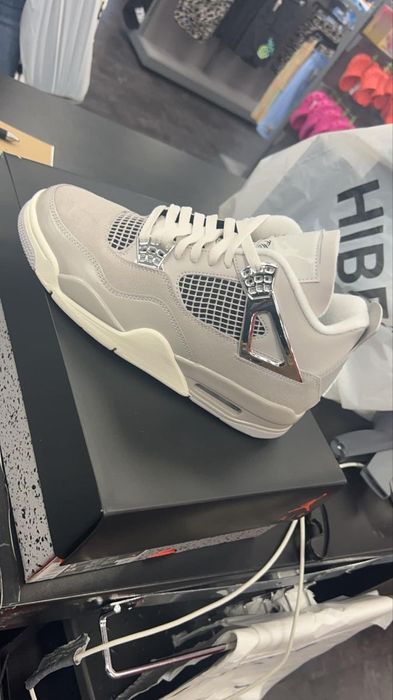 Adidasi Jordan 4 frozen moments