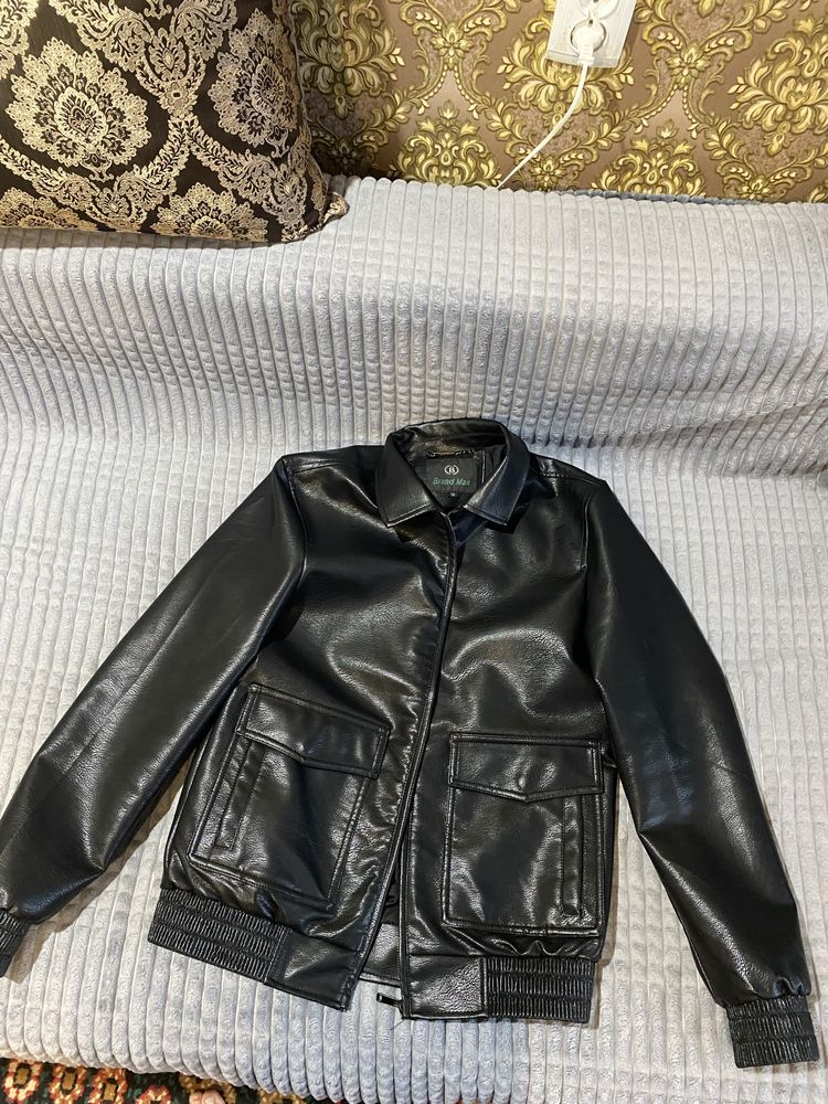 Продам кожаную куртку размер 48-50