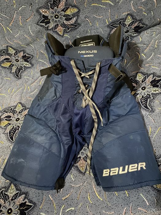 Продам форму хоккейную(шорты,щитки,краги,ракушку)