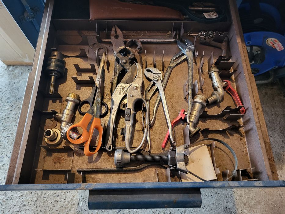 Vând banc de lucru, mobil,profesional, cu scule originale, ideal pentr