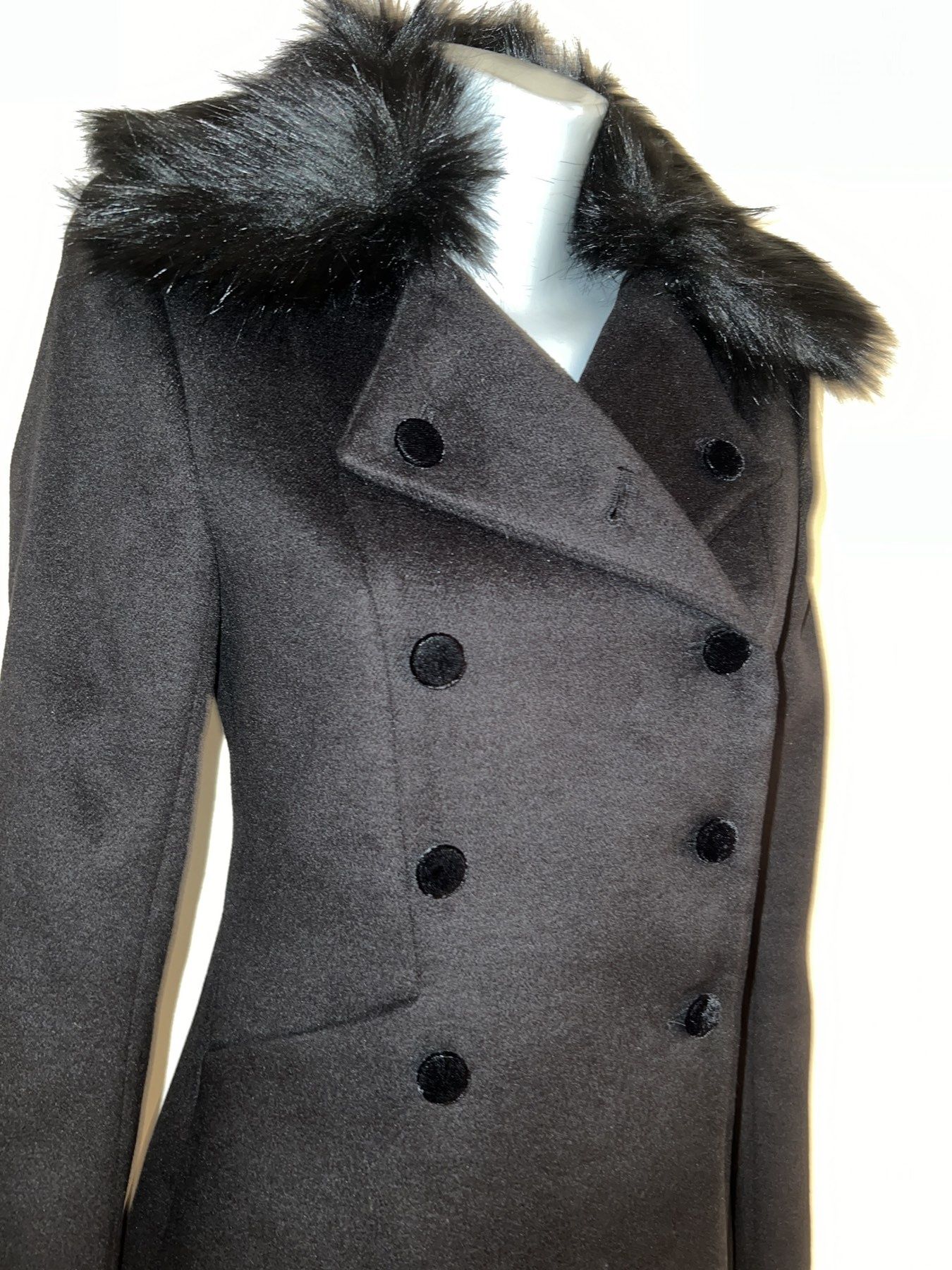 Елегантно черно палто с сваляща яка с косъм
