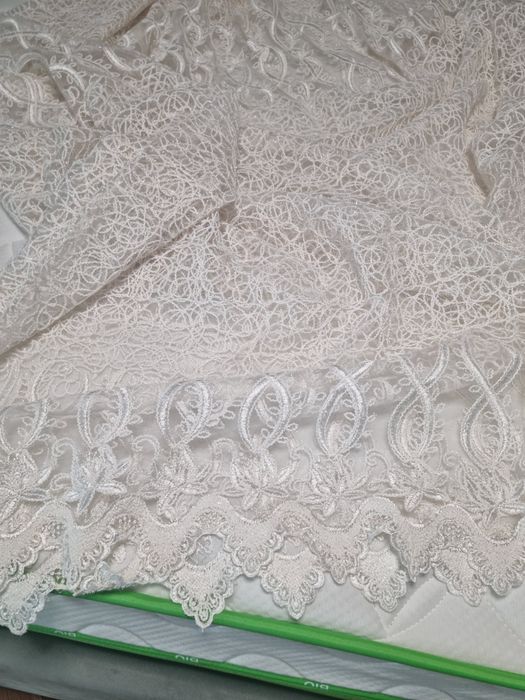 Vând perdea alba cu inserții arginti