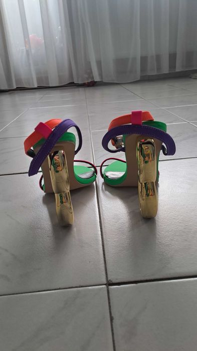 Цветни нови сандали