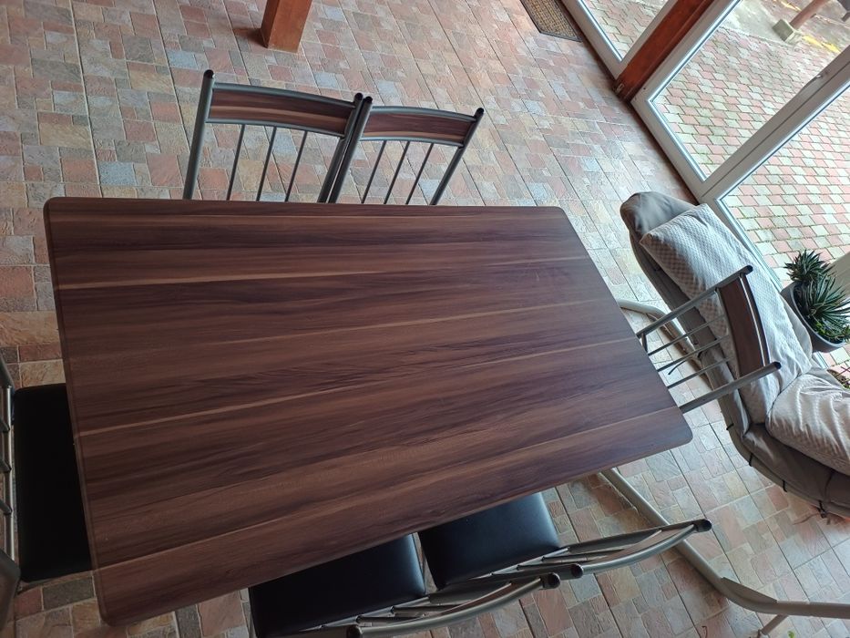 Masa cu 6 scaune puțin folosita