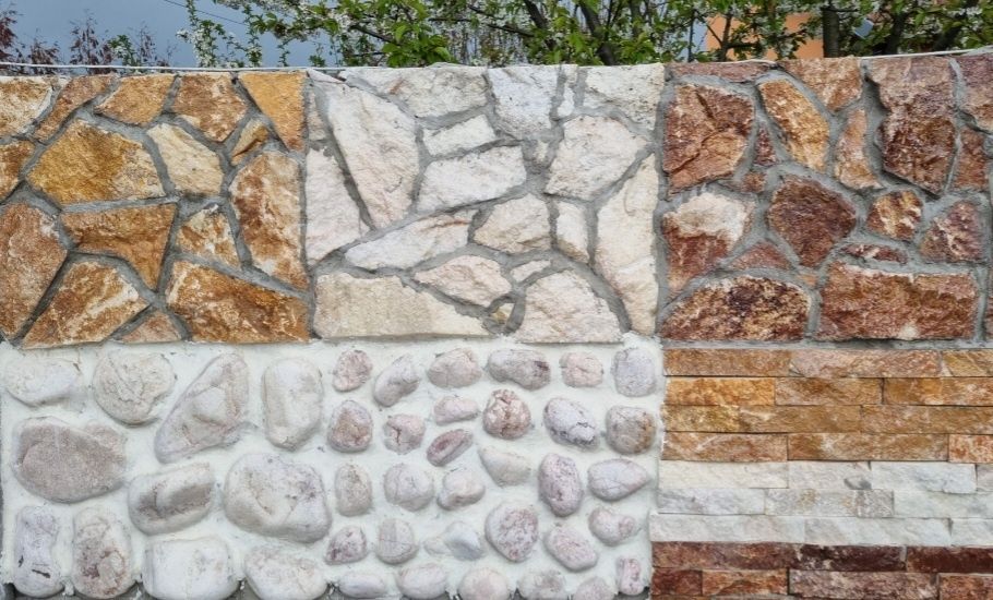 Piatra decorativa rotunjita și colturoasa alb rosiatic gri  bolovanii