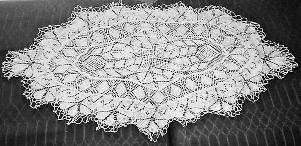 Fata de masa lucrata manual din dantela macrame
