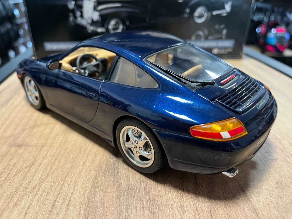 Нова метална колекционерска количка модел PORSCHE 996 1998г. 1:18