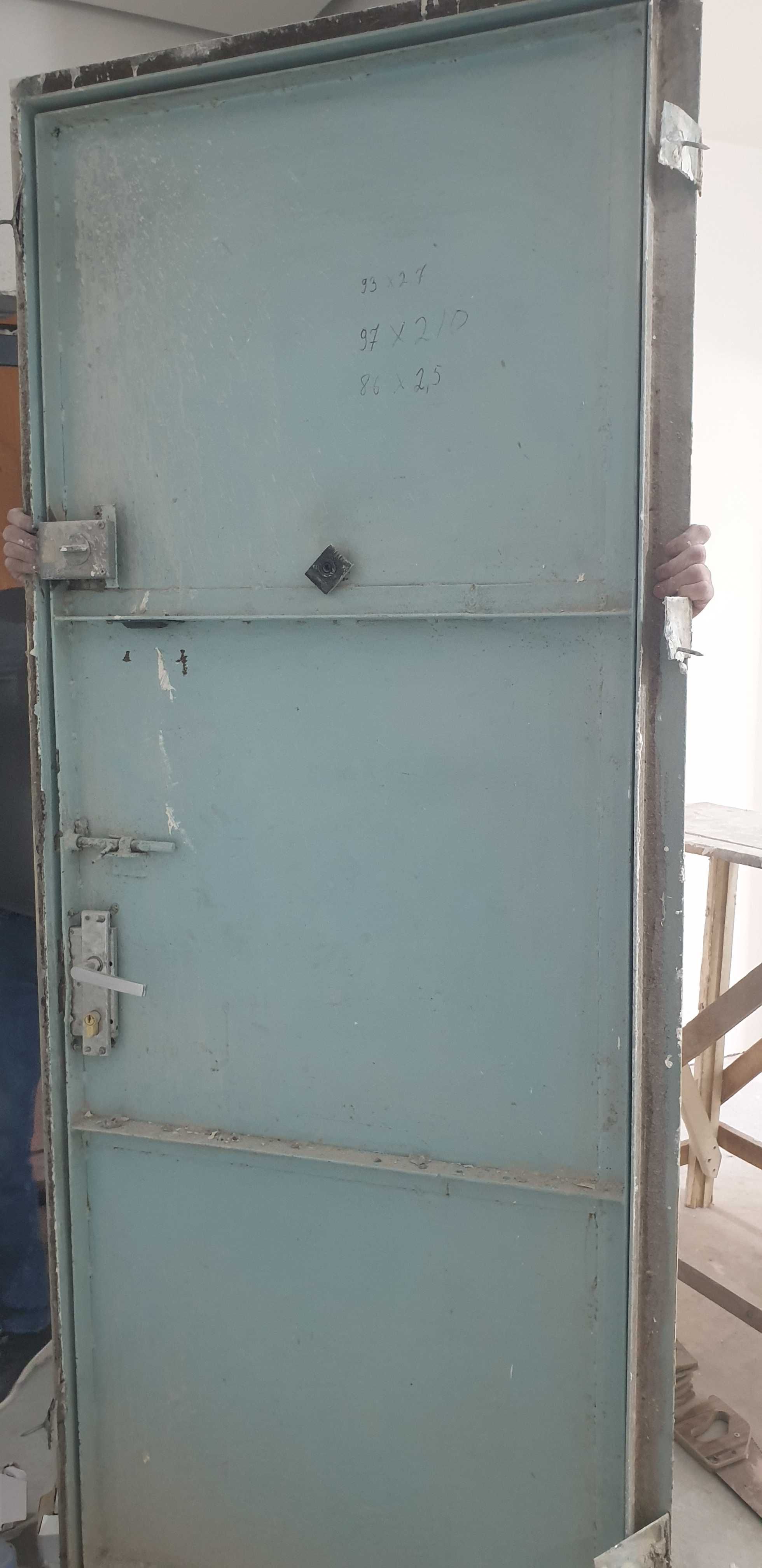 Продаю Б.у железная дверь