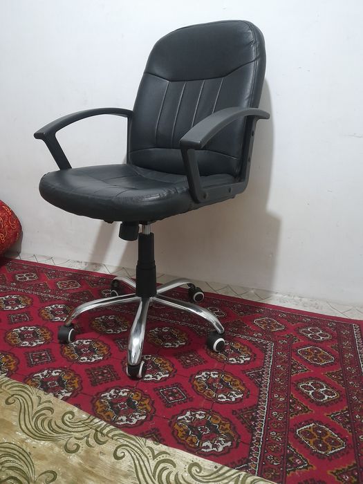 Продаются офисное кресло в хорошем состоянии .