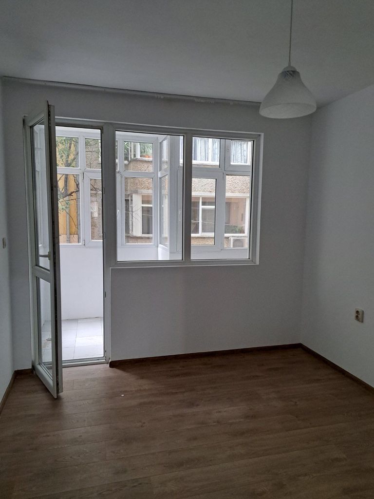 Дава се под наем Тристаен апартамент в Варна, Колхозен пазар - 70 кв.м за 408 € - Снимка #2