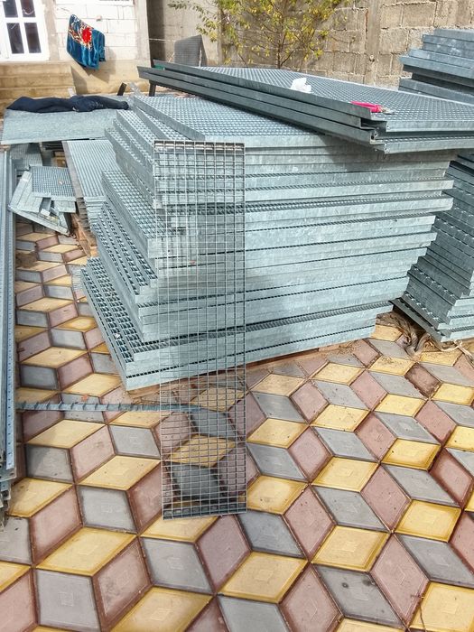 Vând grătare zincate trepte pentru scări și pentru pietonale și podețe