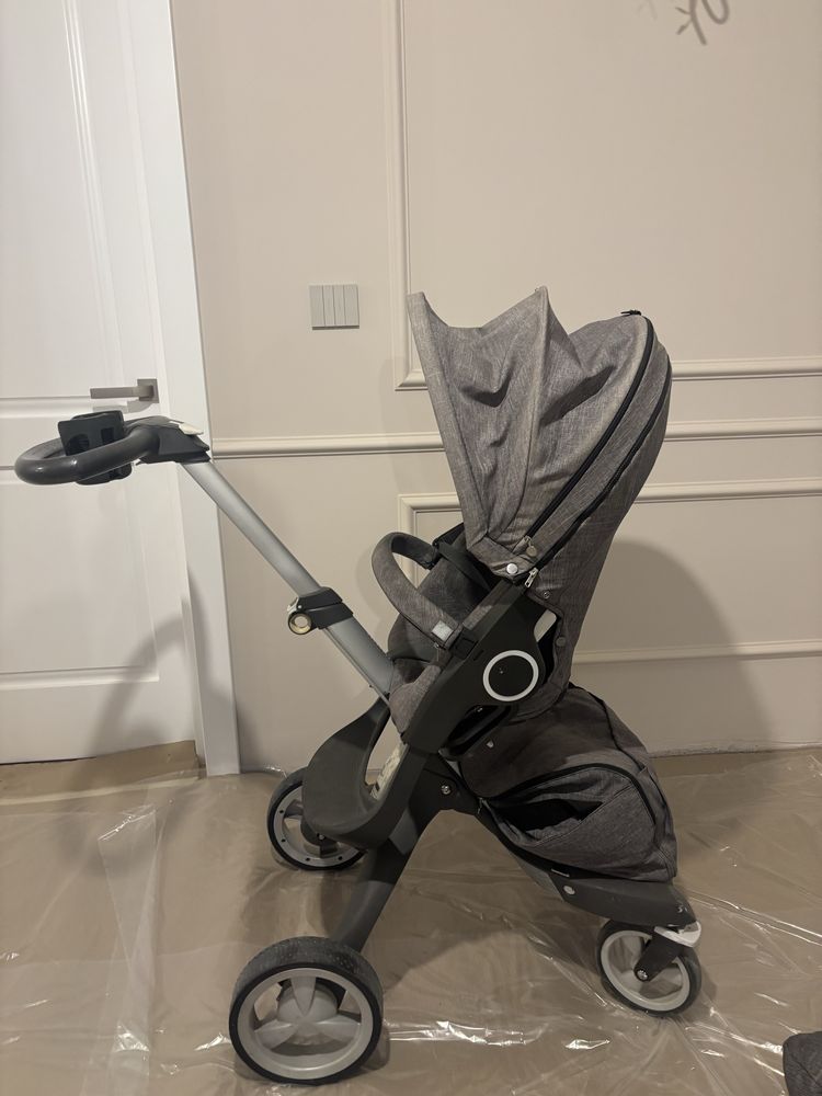 Vand carucior Stokke V4 cu tot ce se vede in poza