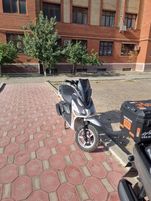 Skuter sotiladi benzinli