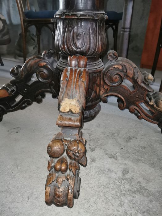 De vânzare mese vechi cu sculptură deosebită
