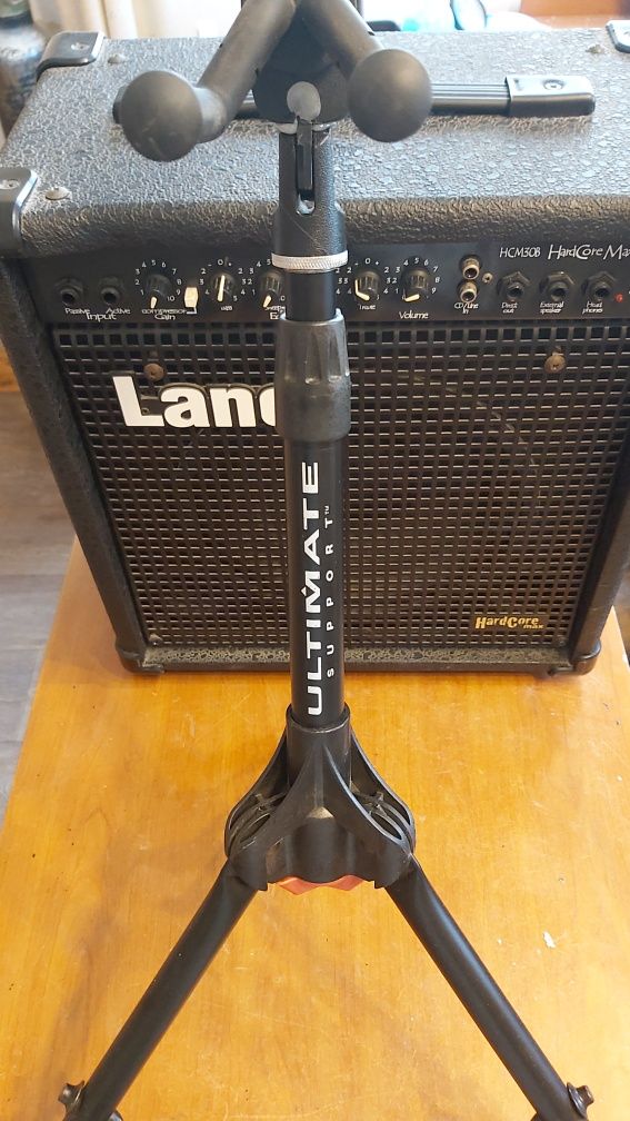 Vând amplificator combo de bas Laney și  suport chitara