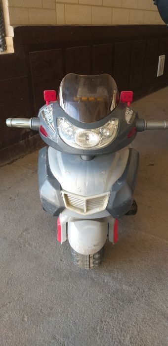 Elekyro motosikl. Skutr.
