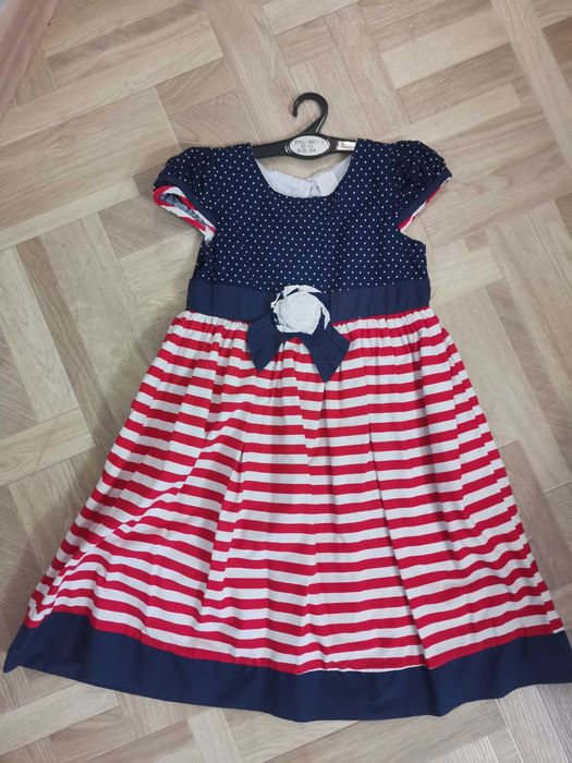 Продам платья ( 4 штуки) разные