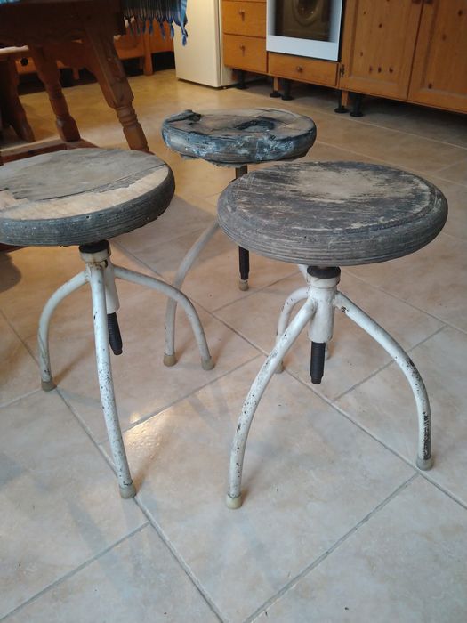 Три броя трикраки винтидж медицински столчета с винт