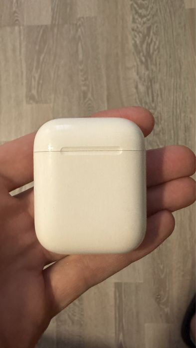 Airpods 1. Кейс и левый наушник, правого нет