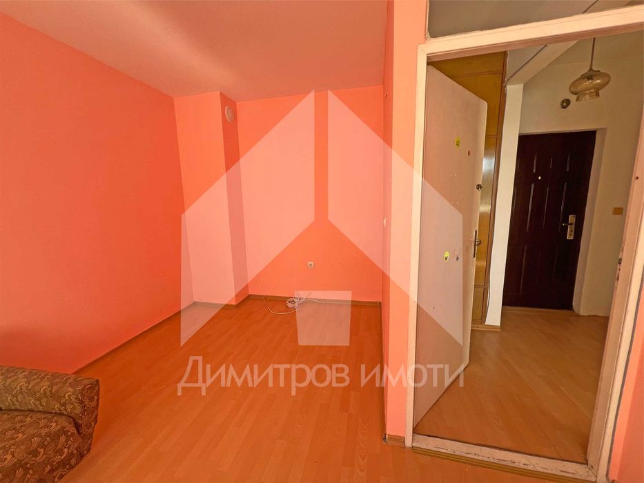 Продава ЕДНОСТАЕН апартамент тип гарсониера в гр. Нови пазар! Саниран!