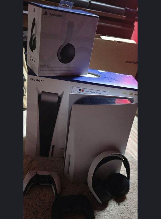Vand ps 5 cu disc fosrte bun fosrte putin utlizat, cutie 2 controale