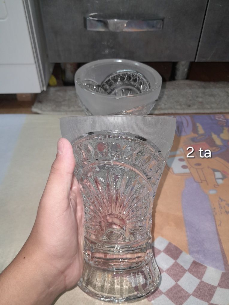 Xrustal idishlar sotiladi.